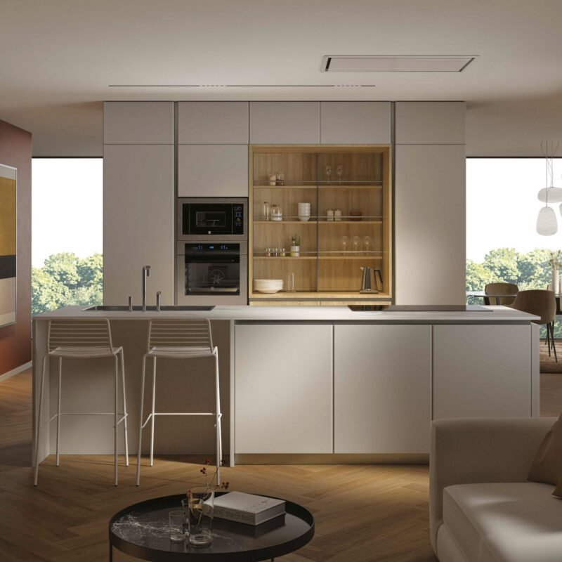 Cucina a isola con top snack e boiserie