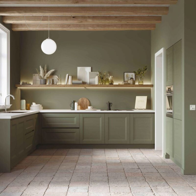 Cucina angolare con colonne in laccato opaco verde