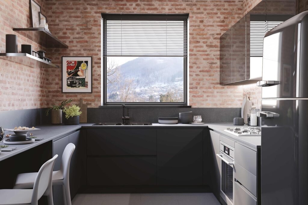 cucina-doppio-angolo-pet-nero-spazio-u-mattoni-vista-pratica-2305-3.jpg