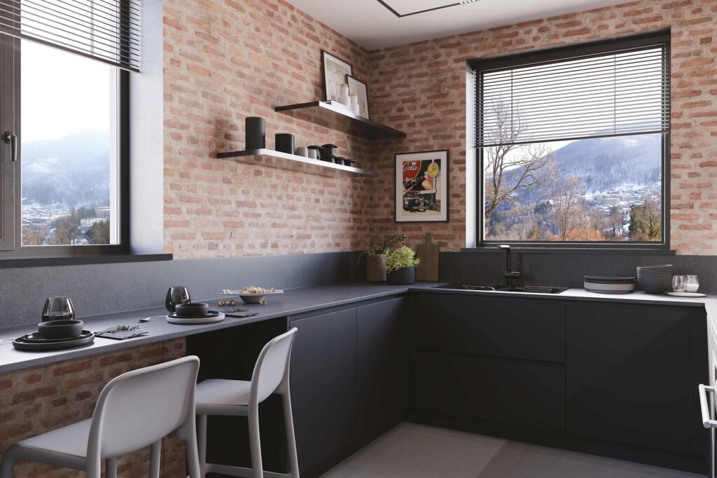 cucina-doppio-angolo-pet-nero-spazio-u-mattoni-vista-pratica-2305-5.jpg