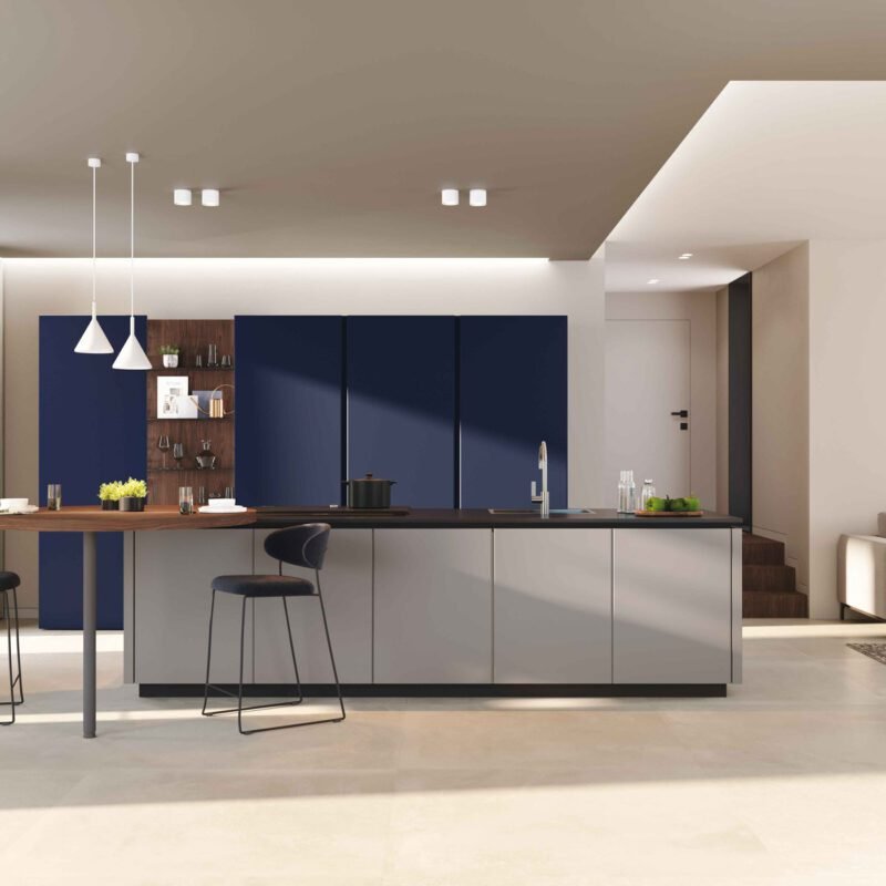 Cucina a isola con ante in vetro opaco colorato blu