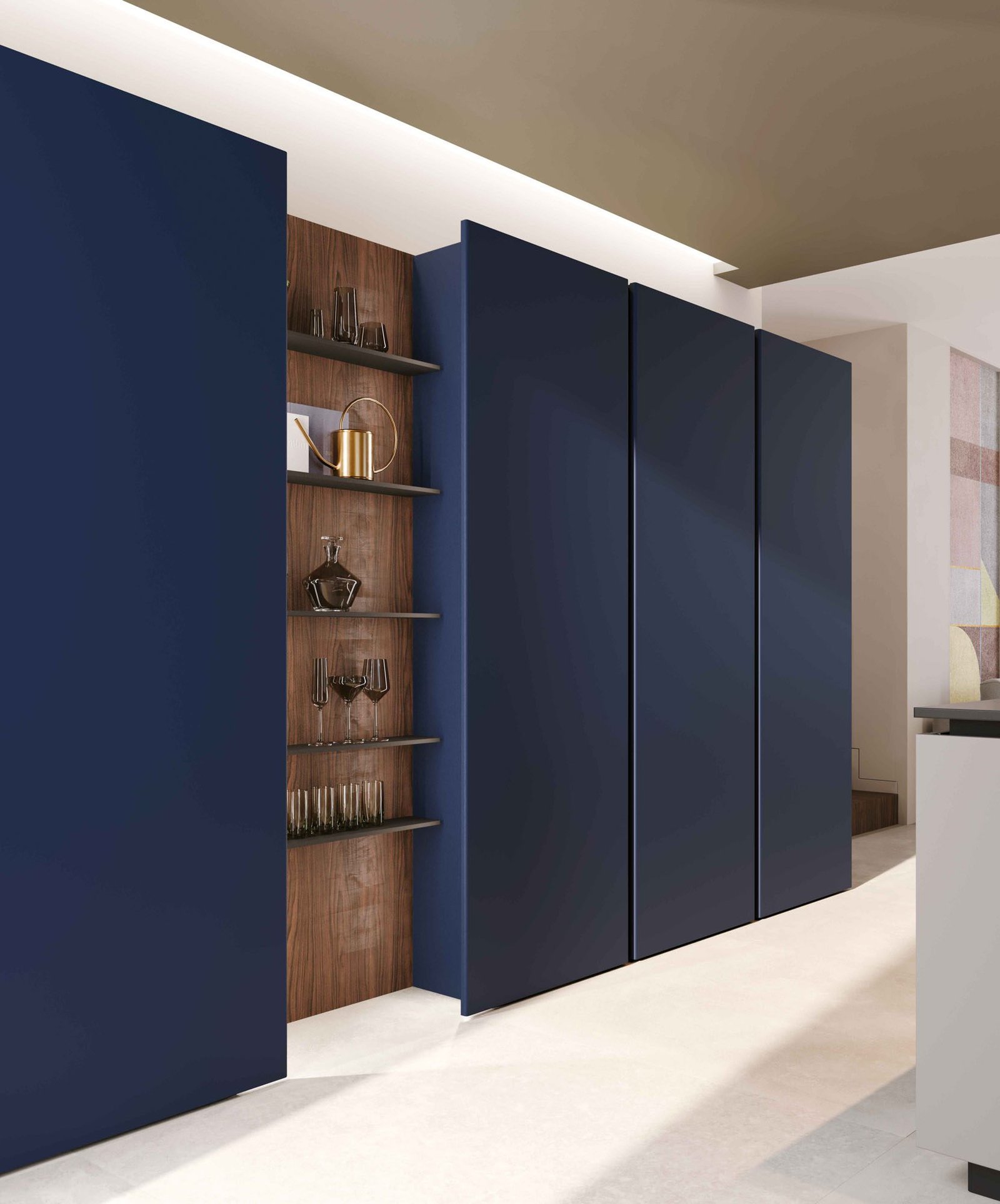 Cucina a isola con ante in vetro opaco colorato blu - immagine 3