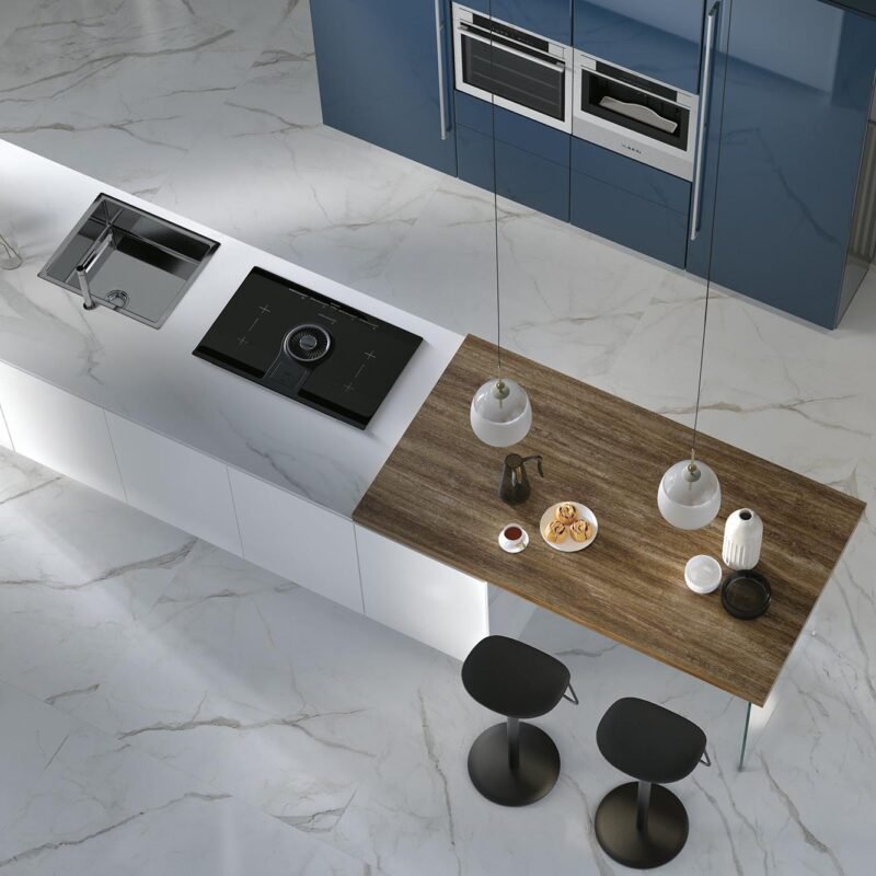 Cucina a isola in PET bianco e colonne blu lucido