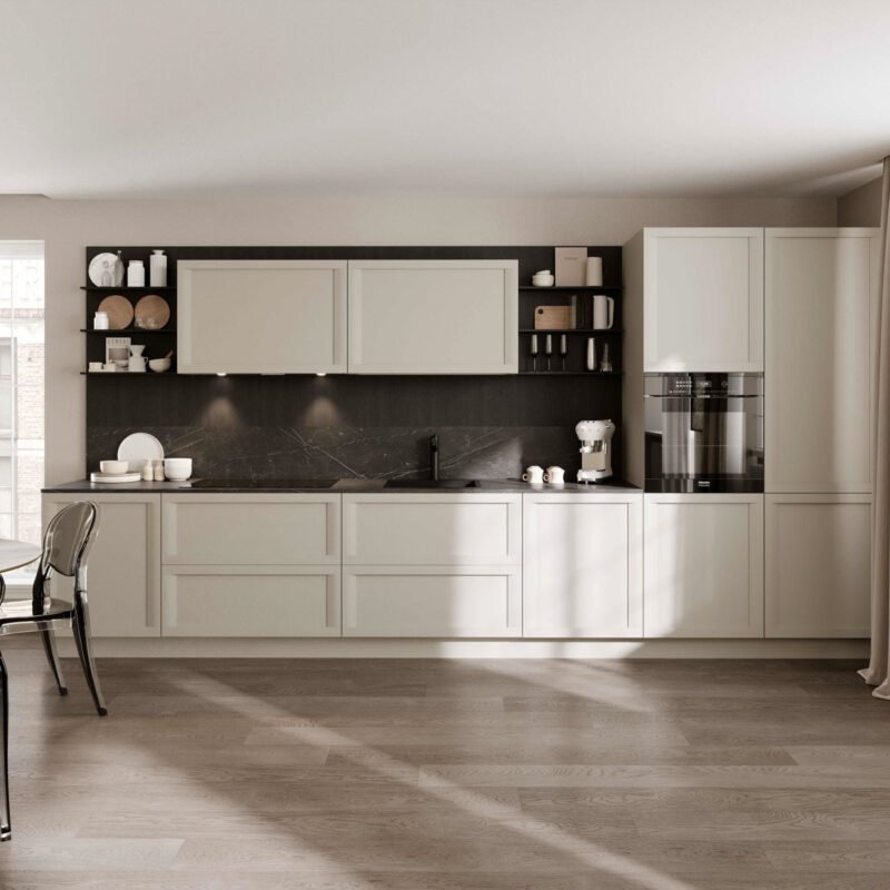 Cucina lineare con colonne in laccato opaco grigio