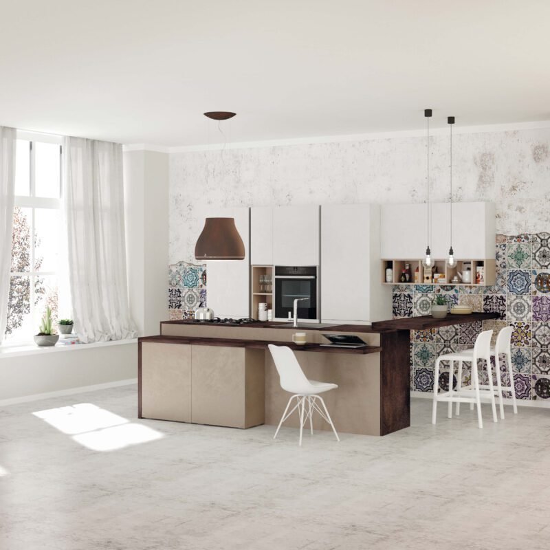 Cucina a isola grigia materica con colonne in Pet Bianco opaco