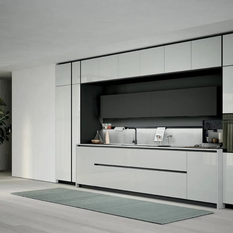 Cucina Lineare Alu-tab: Ante in Vetro Opaco e Piano di Lavoro in Ceramica