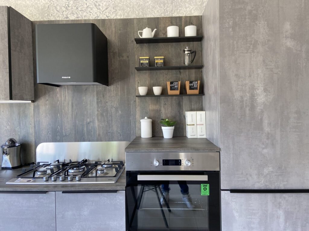 cucina-carol-intra-colore-legno-venato-e-colore-cemento