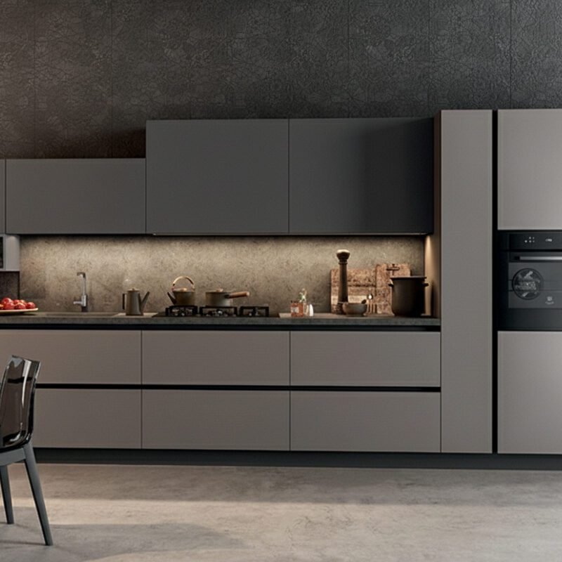 Cucina Lineare con anta in vetro laccato opaco grigio in due tonalità