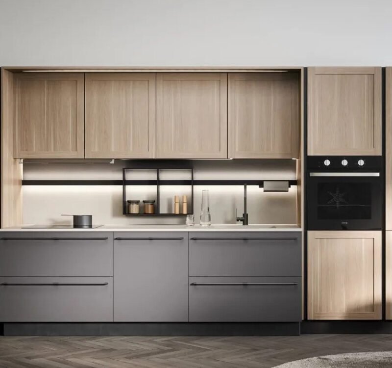 Cucina lineare con anta a telaio abbinate a basi liscie con maniglia