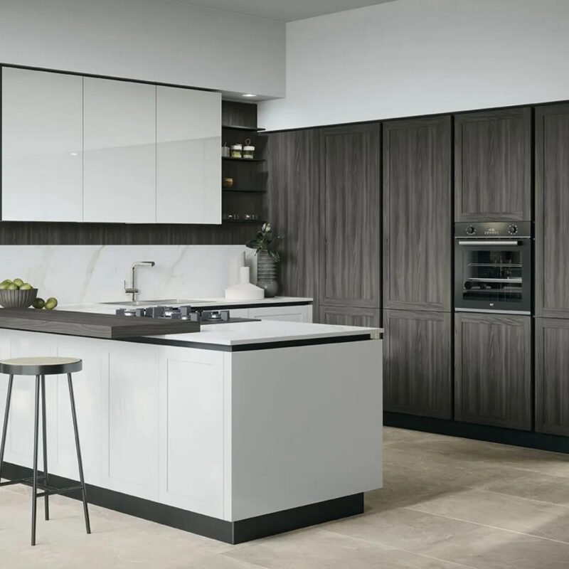 Cucina con penisola bianca e legno scuro con anta a telaio in laminato