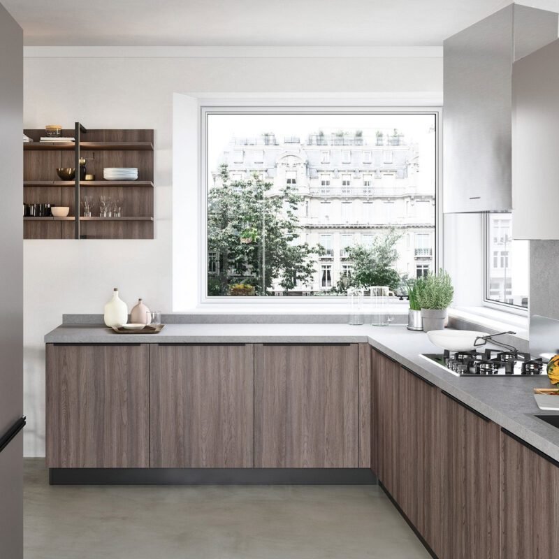 Cucina Intra angolare con colonne frigo, forno e dispensa a parte