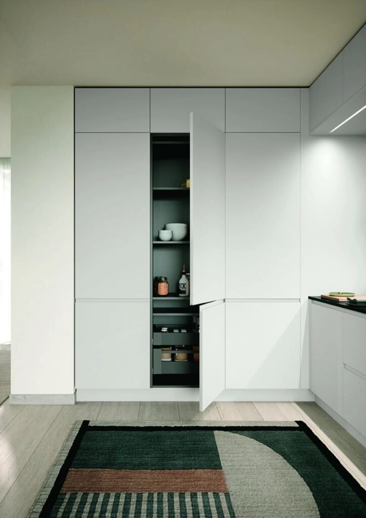cucina-modello-jane-in-pet-bianco-e-nero-con-sovra-pensilivista-colonne