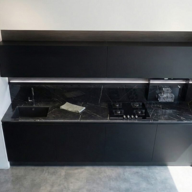 Cucina Jane lineare con colonne a lato in Pet nero opaco effetto seta