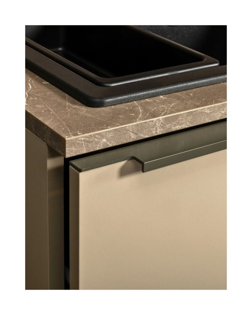 profilo nero maniglia sporgente cucina modello intra