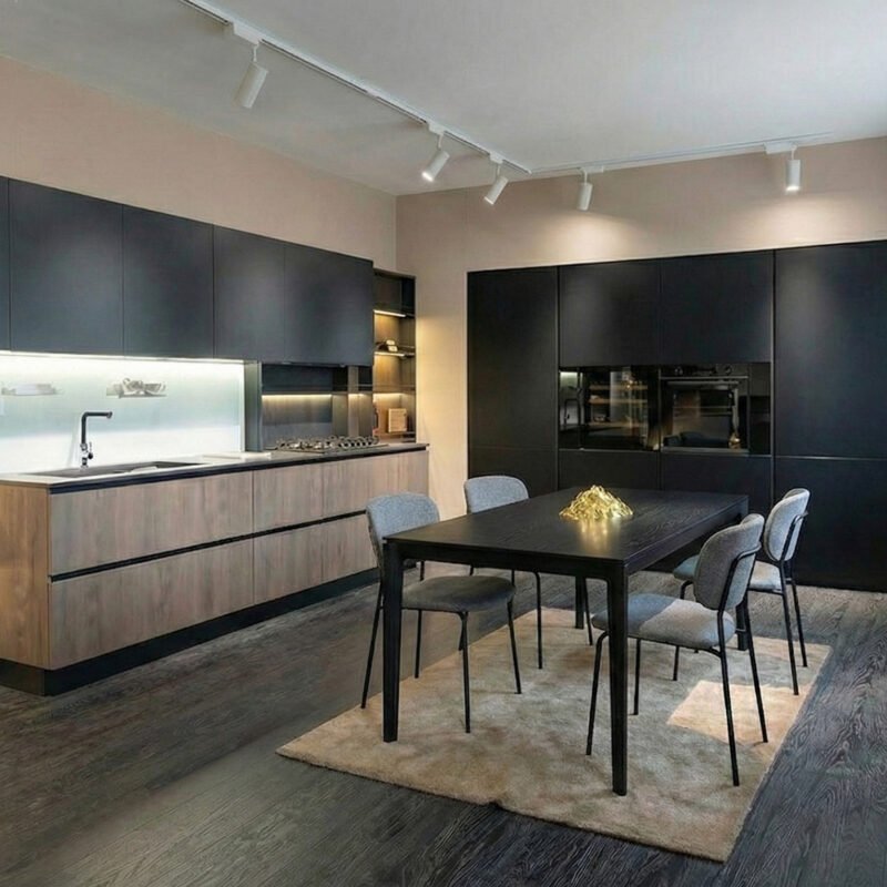 Cucina Tag H75 con pensili Pet antracite, basi in materico noce chiaro e colonne da 75 in Pet nero