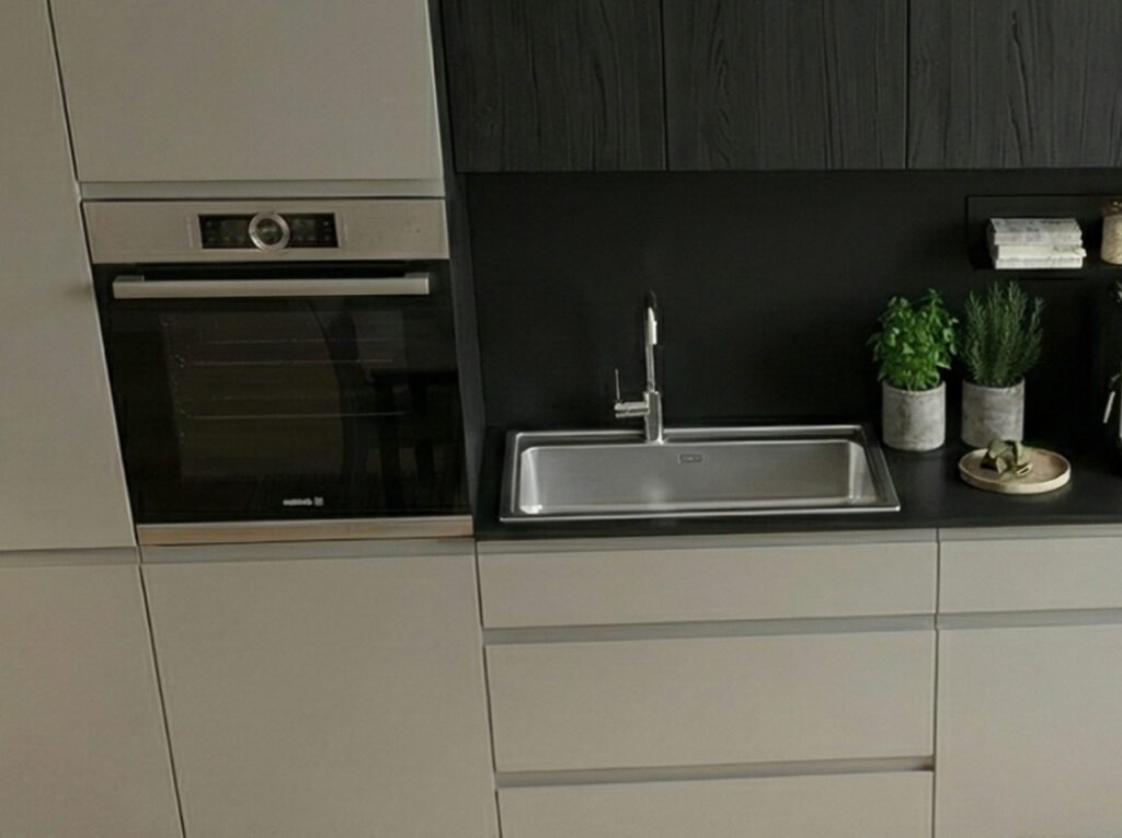 Particolare-cucina-Jane-in-pet-Ghiaccio-con-pensili-in-materico-rovere-british-scuro