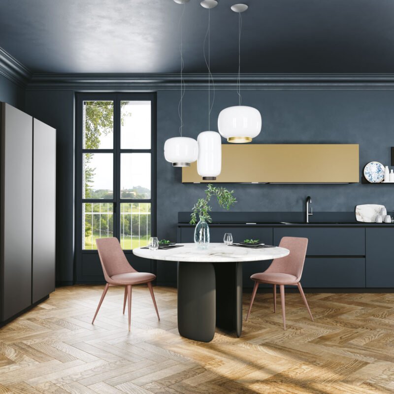 Cucina Sistematica con colonne ad ante rientranti e basi monolitiche in Fenix blu